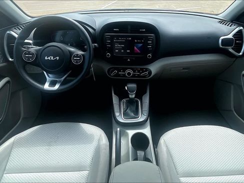 Used 2025 Kia Soul LX w/ LX Technology Package FWD image 8