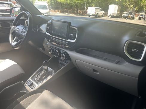 Used 2025 Hyundai Venue SEL FWD image 27