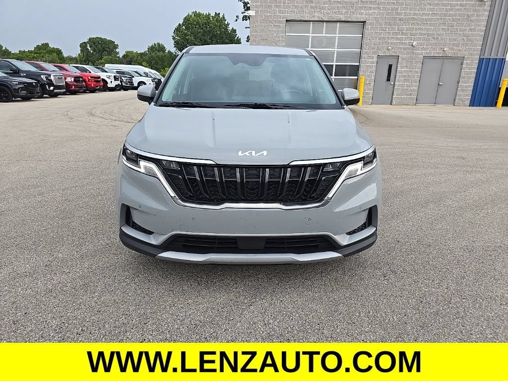 Used 2023 Kia Carnival EX FWD image 2