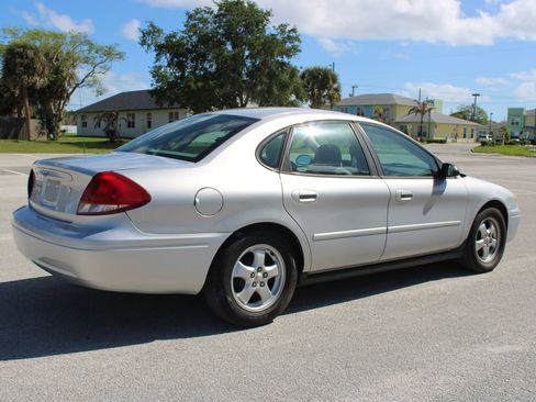 Used 2005 Ford Taurus SE FWD image 12
