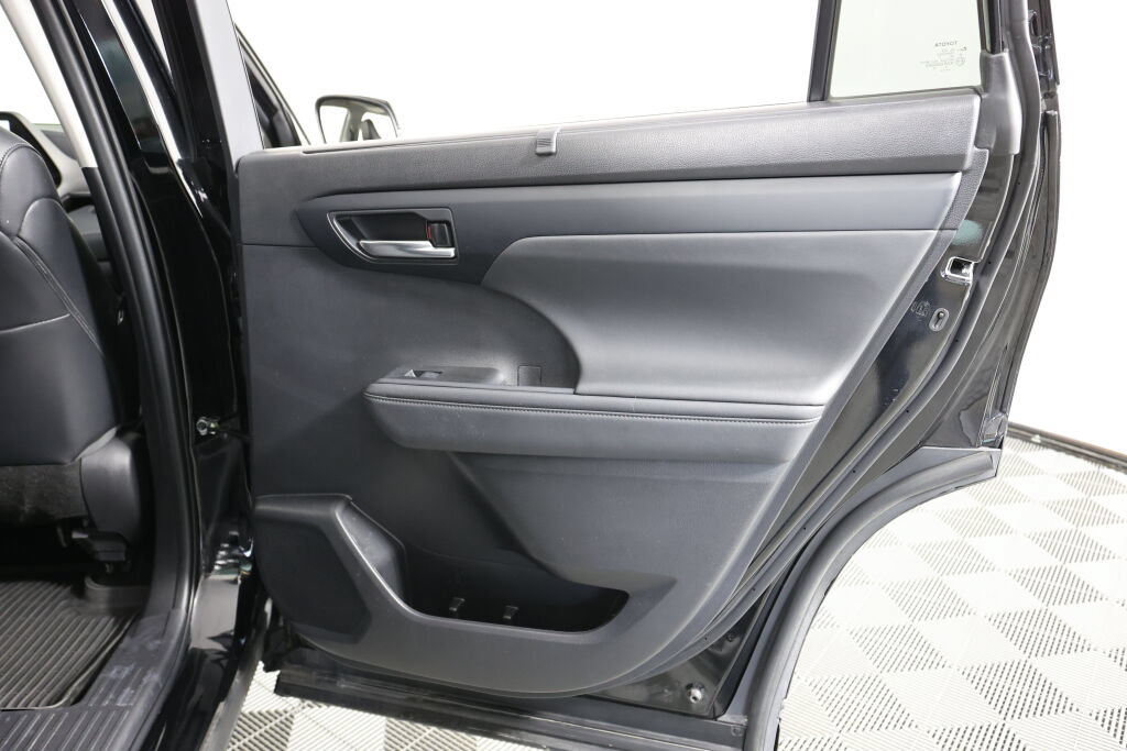 Used 2023 Toyota Highlander XLE AWD/4WD image 23