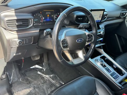 Used 2022 Ford Explorer Limited w/ Equipment Group 301A image 2