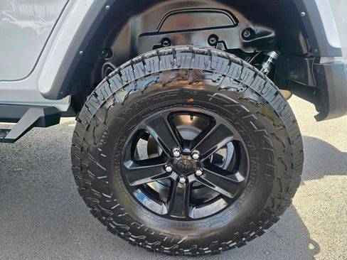Used 2022 Jeep Wrangler Unlimited Sahara AWD/4WD image 23