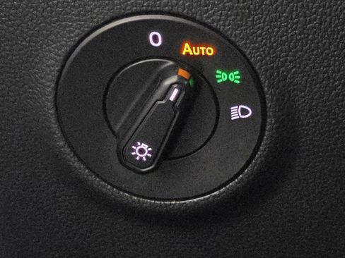 Used 2023 Volkswagen Taos SE image 32