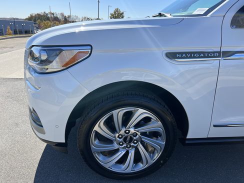 Used 2024 Lincoln Navigator Premiere image 13