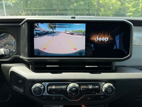 Used 2024 Jeep Gladiator Sport AWD/4WD image 19