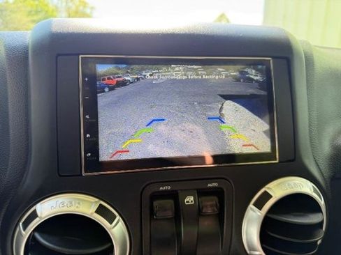 Used 2017 Jeep Wrangler Sahara image 23