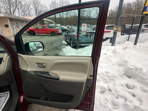Used 2016 Toyota Sienna LE image 31