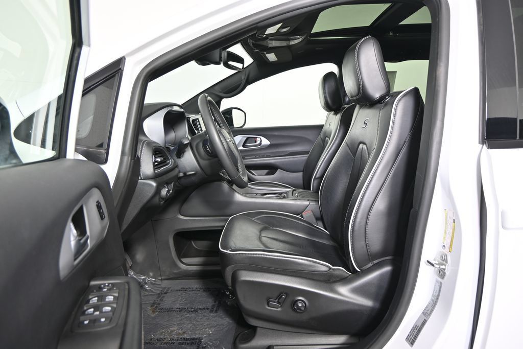 Used 2025 Chrysler Pacifica Limited FWD image 23