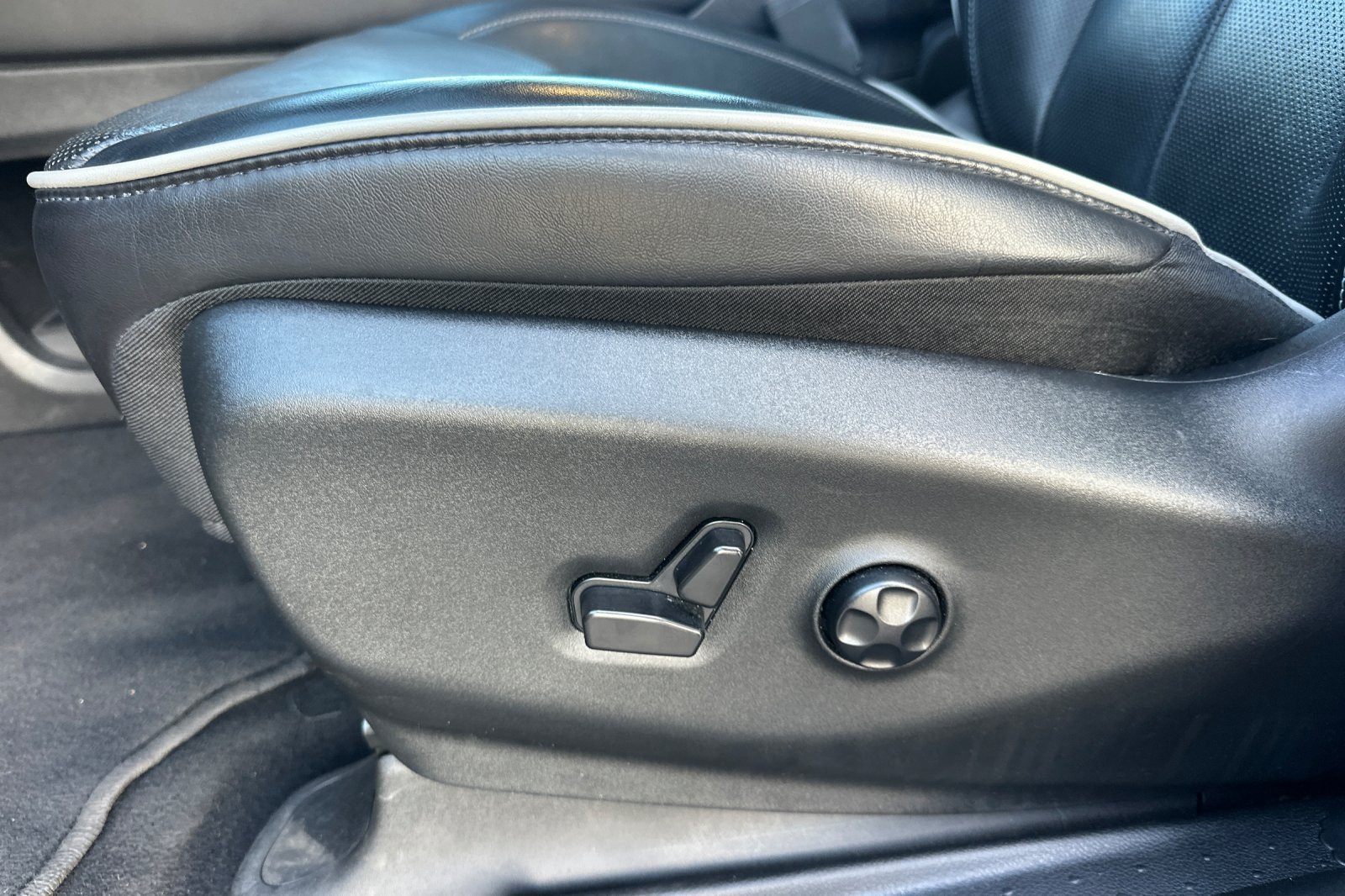 Used 2025 Chrysler Pacifica Limited FWD image 13
