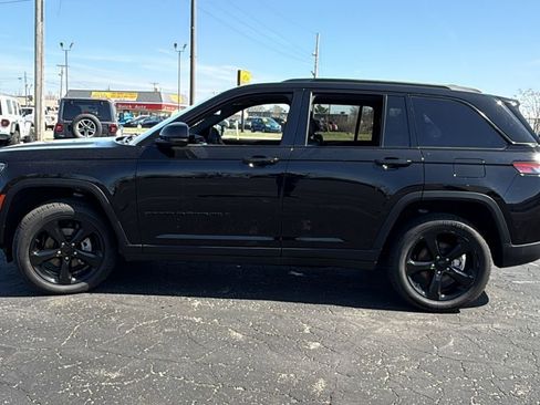 Used 2023 Jeep Grand Cherokee Altitude image 4