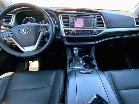 Used 2019 Toyota Highlander XLE AWD/4WD image 15