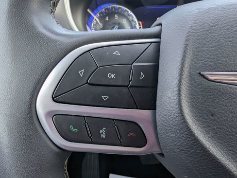 Used 2023 Chrysler Pacifica Touring-L image 14