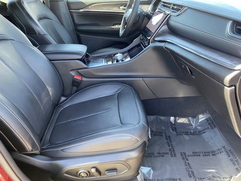 Used 2023 Jeep Grand Cherokee Overland image 11