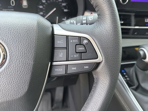 Used 2025 Toyota Sienna XLE w/ XLE Plus Package FWD image 26