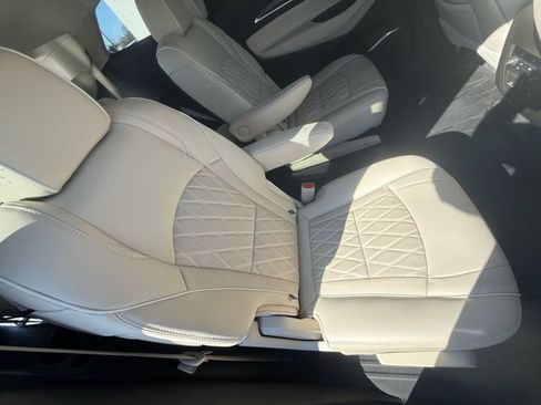 Used 2024 Buick Enclave Avenir w/ Avenir Technology Package image 18