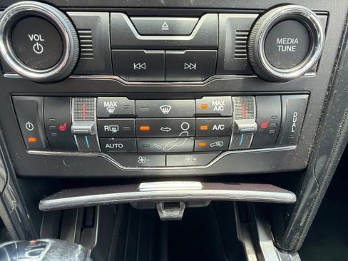 Used 2018 Ford Explorer XLT w/ Equipment Group 202A AWD/4WD image 25