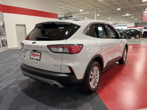 Used 2020 Ford Escape SE image 3
