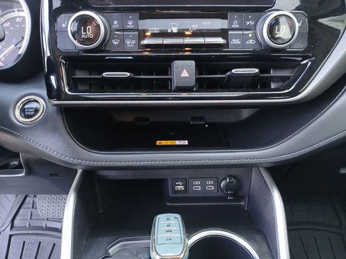 Used 2024 Toyota Highlander XLE FWD image 36