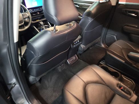 Used 2023 Toyota Highlander Limited image 15