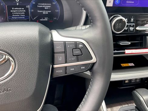 Used 2025 Toyota Highlander Limited FWD image 25