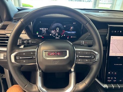 Used 2026 GMC Acadia Elevation w/ Elevation Premium Package FWD image 8