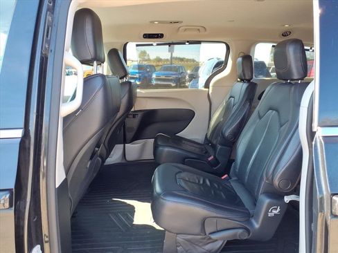 Used 2018 Chrysler Pacifica Touring-L image 9