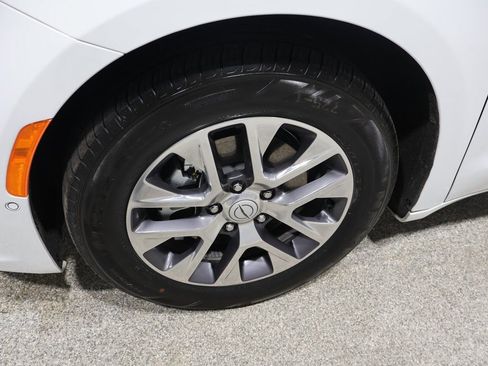 Certified 2025 Chrysler Pacifica Pinnacle image 11