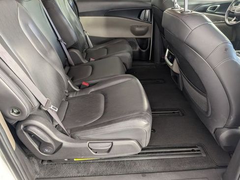 Used 2025 Kia Carnival FWD image 29