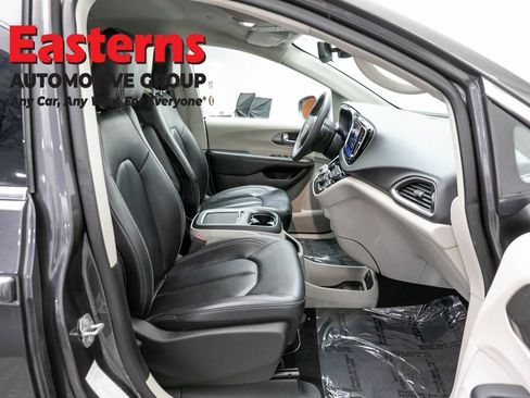 Used 2023 Chrysler Pacifica Touring-L FWD image 26