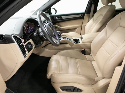 Certified 2022 Porsche Cayenne Platinum Edition image 13