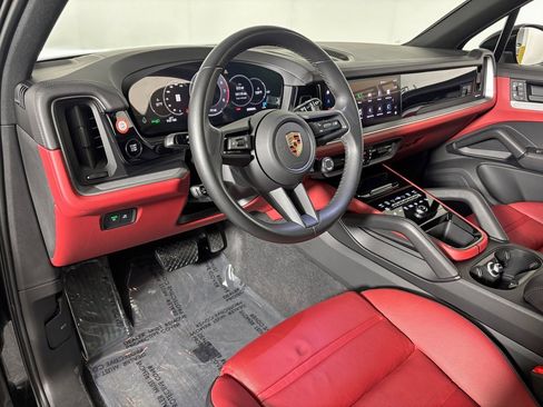 Used 2024 Porsche Cayenne image 4