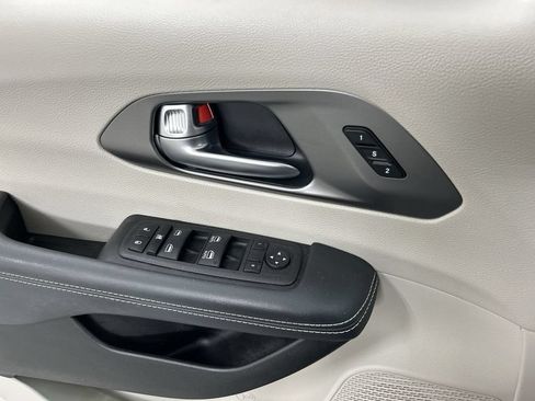 Used 2023 Chrysler Pacifica Touring-L AWD/4WD image 11