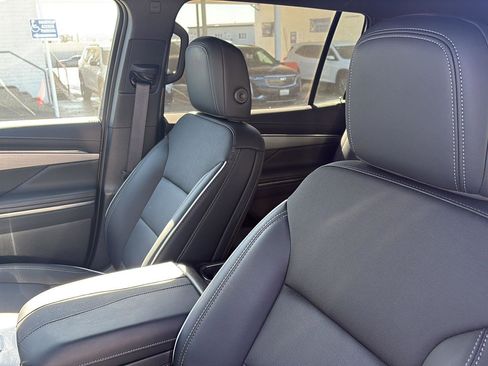 Used 2025 Buick Enclave Preferred image 9