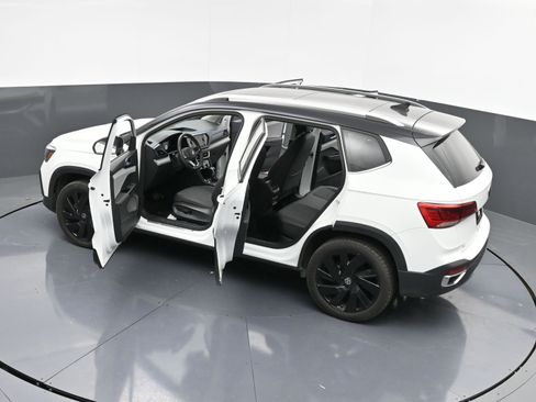 Used 2024 Volkswagen Taos SE w/ Panoramic Sunroof Package image 42