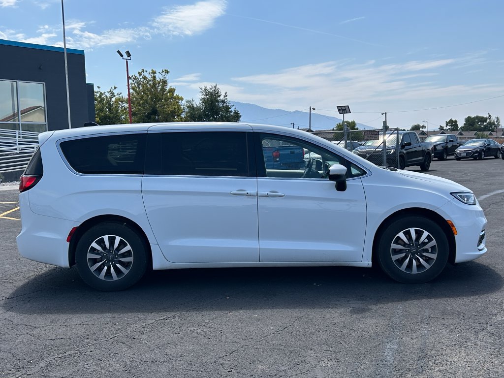 Used 2023 Chrysler Pacifica Touring-L FWD image 2