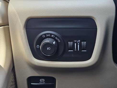 Used 2025 Jeep Grand Cherokee Limited RWD image 16