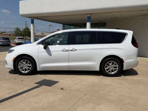 Used 2024 Chrysler Pacifica Touring-L FWD image 2