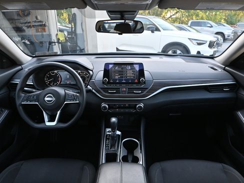 Used 2024 Nissan Altima 2.5 SV image 2