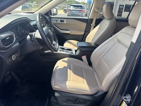 Used 2023 Ford Explorer Limited w/ Equipment Group 301A AWD/4WD image 9