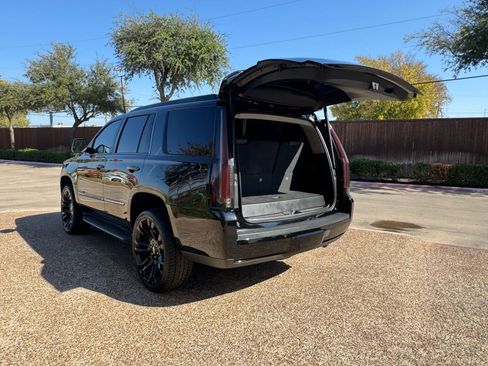 Used 2018 Cadillac Escalade Luxury image 14