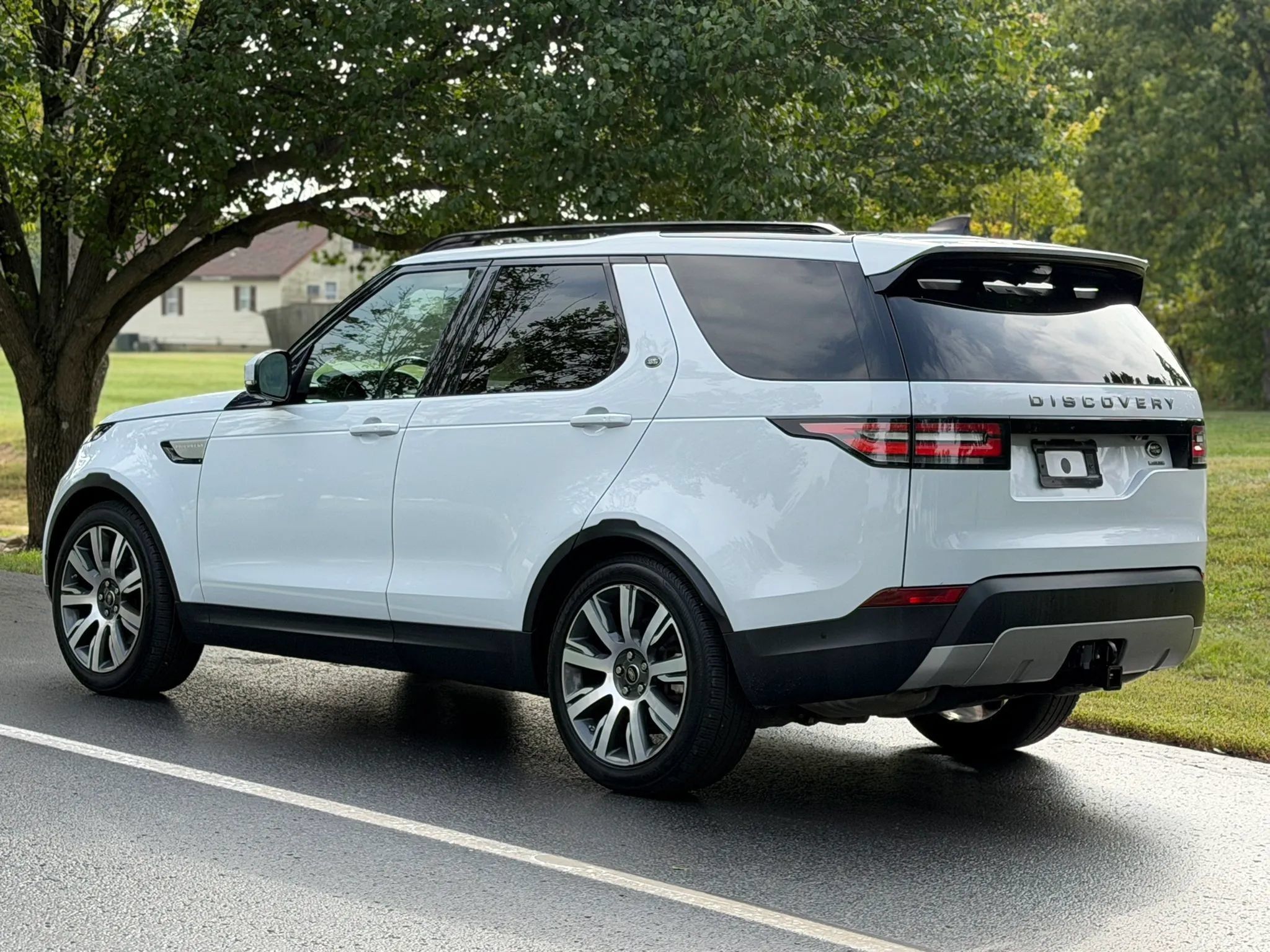 Used 2017 Land Rover Discovery HSE AWD/4WD image 7