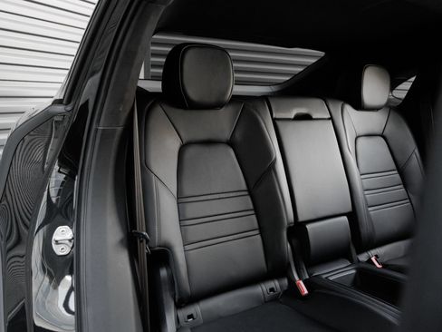 Certified 2025 Porsche Cayenne Turbo AWD/4WD image 37