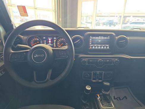 Used 2023 Jeep Gladiator Willys image 15