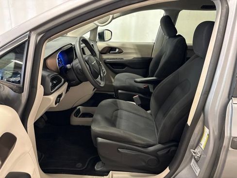 Used 2018 Chrysler Pacifica L FWD image 12