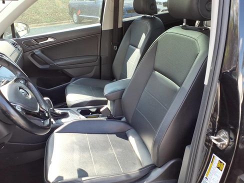 Used 2018 Volkswagen Tiguan SE w/ Panoramic Sunroof Package image 16