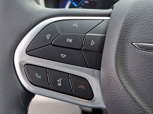 Used 2023 Chrysler Pacifica Touring-L image 21