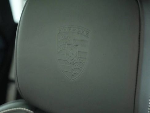 Certified 2025 Porsche Macan AWD/4WD image 34