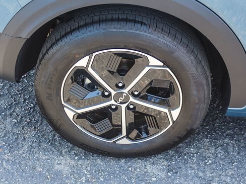 Used 2025 Kia Niro EX FWD image 11