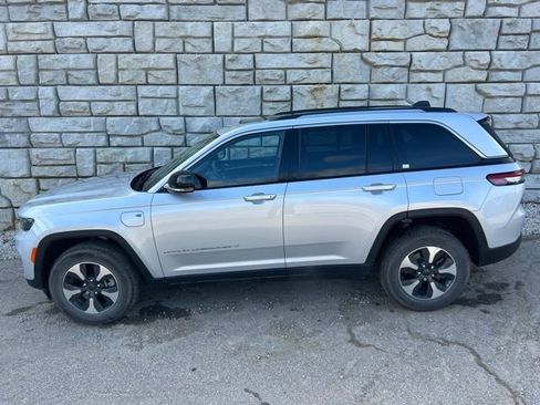 Certified 2022 Jeep Grand Cherokee Limited 4xe w/ Luxury Tech Group II image 3